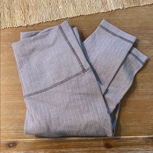 LULULEMON White and grey chevron wunder under